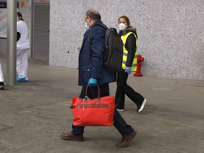 Uno de los pacientes que ha recibido el alta este miércoles en el hospital provisional de Ifema.