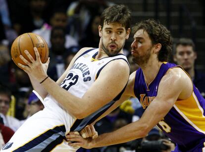 En 2008, Pau entró en una de las franquicias más emblemáticas del campeonato estadounidense, Los Angeles Lakers. En la ciudad californiana, el barcelonés vivió los momentos más dulces de su carrera, ganando dos anillos de campeón. En la imagen, Marc y Pau en el partido que ganarían los Grizzlies por 98-96, en noviembre de 2010.