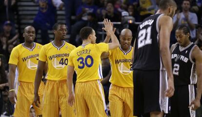 Los jugadores de Golden State festejan una canasta