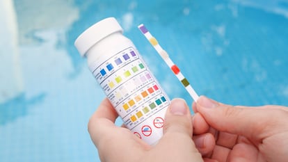 Artículo de EL PAÍS Escaparate que describe las ventajas de usar un lote de 100 tiras de PH para la piscina doméstica.