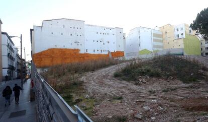 Solar en la calle Fúcar de Madrid donde está previsto construir un polideportivo.
