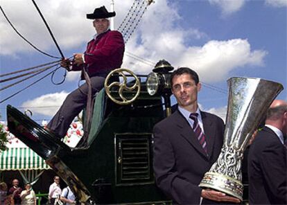 Kees van Wonderen, capitán del Feyennoord, porta el trofeo de la UEFA frente a la caseta del Ayuntamiento de Sevilla en la Feria de Abril.