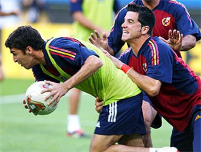 Contreras intenta <b></b><i>placar</i> a Raúl durante un entrenamiento.