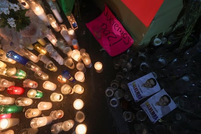 Los presentes colocaron un altar de velas e imágenes de Alejandro Arcos en la entrada del Palacio de Gobierno de Chilpancingo. 