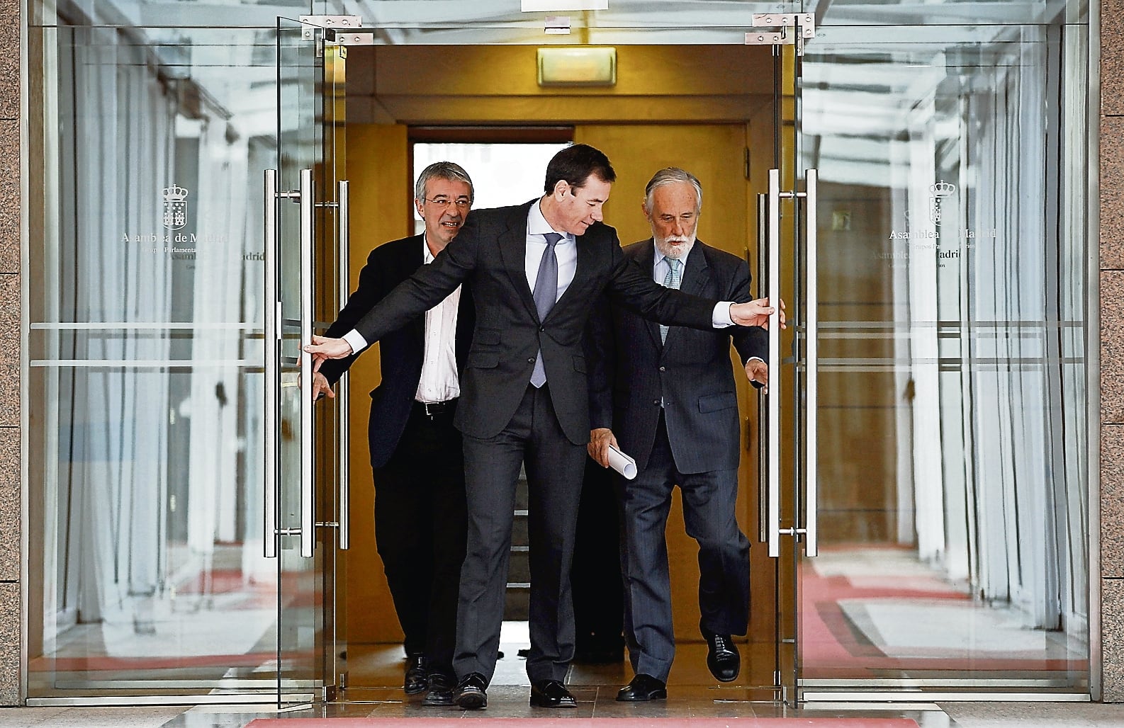 De izquierda a derecha: Tomás Gómez (PSOE), Gregorio Gordo (IU) y Luis De Velasco, (UPyD), entonces portavoces de la oposición en la Asamblea de Madrid, en una imagen de 2014.