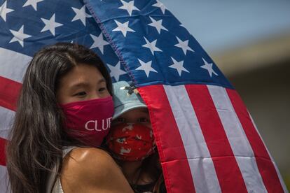 Una mujer participa en el aniversario del 1 de Mayo en el Barrio Chino de Los Ángeles, California en 2021.