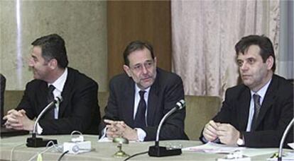 Vojislav Kostunica (d), Javier Solana (c) y Milo Djukamovic (i), en Belgrado.