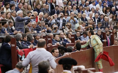 Instante en el que el torero David Mora dedica su segundo toro al escritor hispanoperuano Mario Vargas Llosa.