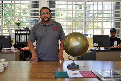 El director Freddy Ross, en su oficina.