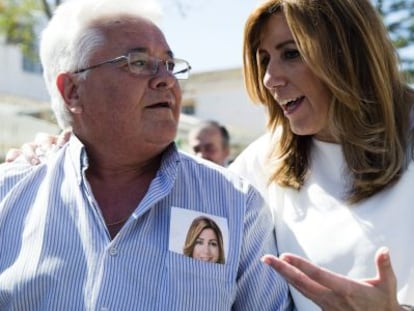 Susana Díaz, en Alozaina con un vecino de la localidad.