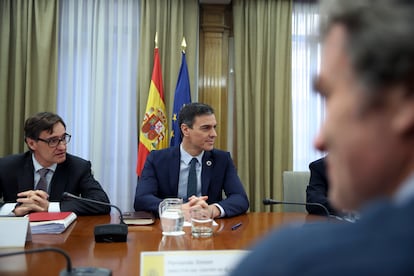 El presidente del Gobierno, Pedro Sanchez, junto al ministro de Sanidad, Salvador Illa, preside la Comision de seguimiento del coronavirus, en el ministerio de  Sanidad.