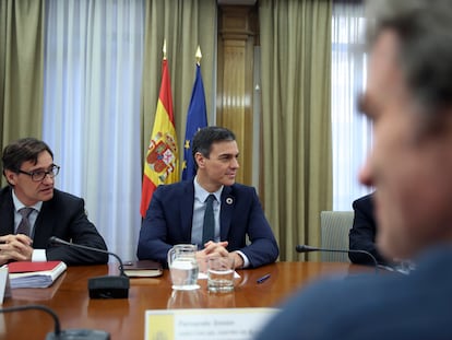 El presidente del Gobierno, Pedro Sanchez, junto al ministro de Sanidad, Salvador Illa, preside la Comision de seguimiento del coronavirus, en el ministerio de  Sanidad.