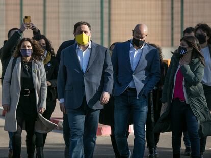 Oriol Junqueras y Raül Romeva, acompañados de miembros de Esquerra, al salir de la cárcel de Lledoners en enero.