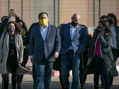 Oriol Junqueras (con mascarilla amarilla) y Raül Romeva, acompañados de miembros de ERC, salen a pie de la cárcel en enero de 2021.