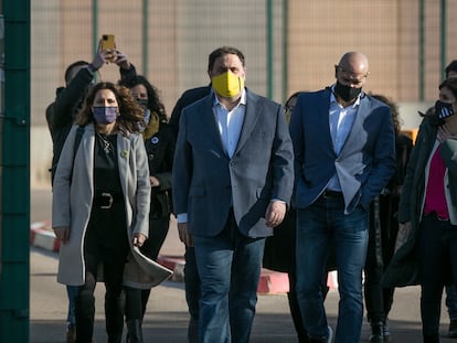 ERC leader Oriol Junqueras (with yellow face mask) walking out of prison on January 29 after being granted a more flexible regime.