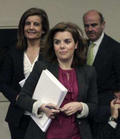 La vicepresidenta del Gobierno, Soraya Sáenz de Santamaría, entre la ministra de Empleo, Fátima Báñez, y el ministro de Economía, Luis de Guindos.