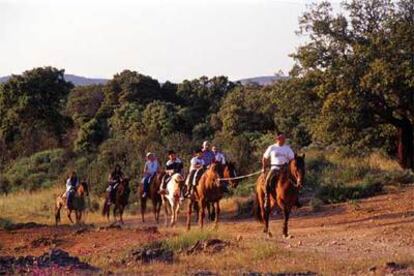 Monfragüe, que espera su declaración como parque nacional, ofrece multitud de posibilidades para recorrer sus senderos; por ejemplo, a caballo.
