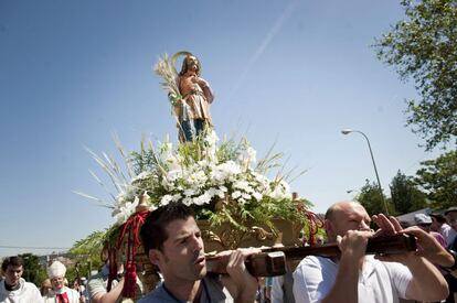 Otro acto central del día es la procesión en la pradera de San Isidro. El santo, de nombre Isidro de Merlo y Quintana, estuvo casado con Santa María de la Cabeza. Fue canonizado en 1622 y, además de patrón de los madrileños, lo es de los agricultores.
