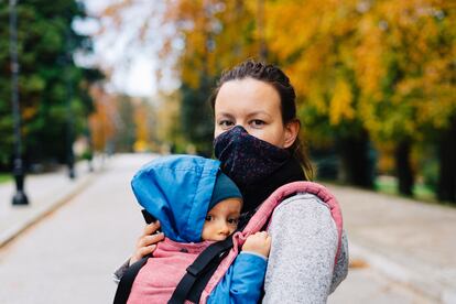 Una madre pasea con su hijo en tiempos de pandemia.