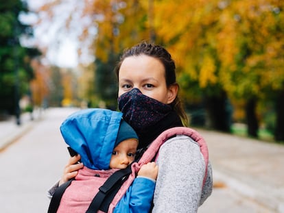Una madre pasea con su hijo en tiempos de pandemia.