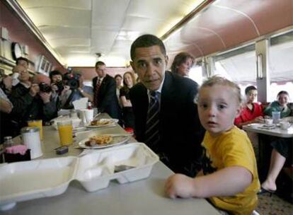 El aspirante demócrata Barack Obama, junto a un niño en una cafetería de Scranton (Pensilvania).