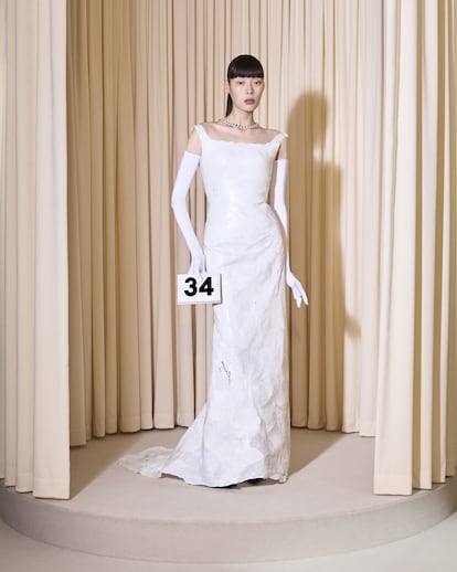 El vestido de novia de la nueva colección de Balenciaga, presentada en la semana de la alta costura de París el 26 de junio de 2024.