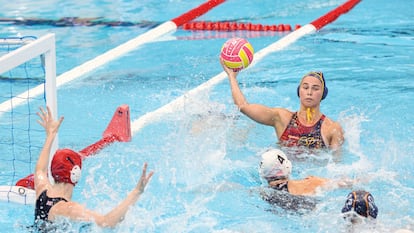 La española Nona Pérez sujeta el balón durante el partido ante Gran Bretaña, este martes en Singapur.