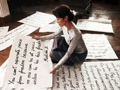 La actriz Michelle Yeoh, en su papel de Aung San Suu Kyi, en un fotograma de la película <i>The Lady.</i>
