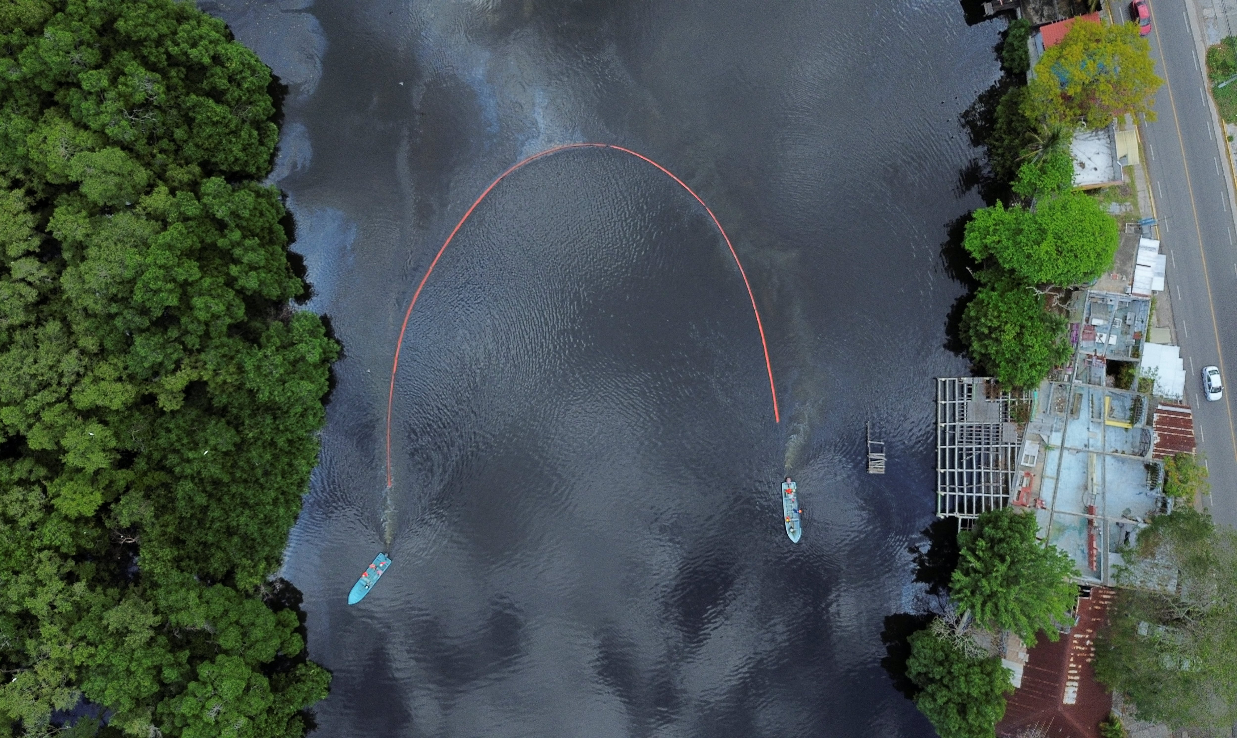 Pelo contra el chapopote: el curioso método para limpiar las playas afectadas por el derrame en el Golfo