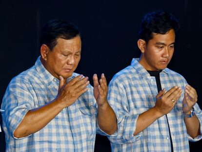 Prabowo Subianto, vencedor en las elecciones presidenciales de este miércoles en Indonesia, junto al candidato a vicepresidente, Gibran Rakabuming Raka, hijo del actual presidente, Joko Widodo, este miércoles en Yakarta.