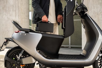 Espacio de almacenaje en la moto Segway E250S
