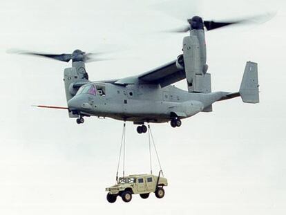 Un ejemplar del V-22 Osprey durante un despegue vertical.