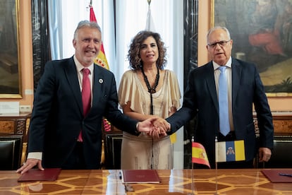 La ministra de Hacienda y Función Pública, María Jesús Montero, flanqueada por el presidente de Canarias, Ángel Víctor Torres (izquierda), y el presidente del Cabildo de La Gomera, Casimiro Curbelo, tras la firma del plan estratégico 'Gomera 36' el 11 de mayo. 