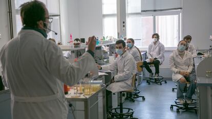 Prácticas de microbiología en la Escuela de Ingenieros Agrónomos de la Politécnica de Madrid.