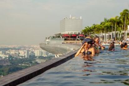 En lo alto del Marina Bay Sands, de 55 plantas, los clientes del hotel disfrutan de una espectacular piscina.