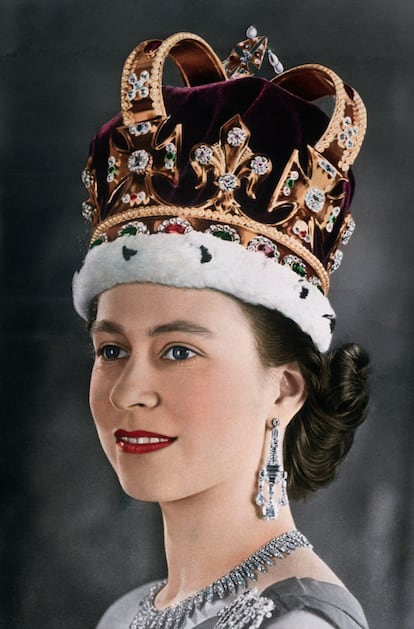 Foto oficial de la coronación de Isabel II, en el que la monarca luce la corona de San Eduardo, la más importante y la más antigua de las que posee la familia real británica y un tesoro histórico que solo se utiliza en esta ceremonia. Una joya que está previsto que luzca el próximo sábado 6 de mayo su hijo, Carlos III, cuando sea coronado como rey.