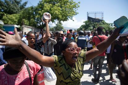 La escalada de la violencia de las pandillas ha llevado a los haitianos a organizar protestas para exigir barrios más seguros. En la imagen, manifestantes marchan exigiendo paz y seguridad en el barrio La Plaine, en Puerto Príncipe, el 6 de mayo de 2022.
