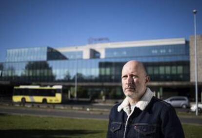 Manuel Pereira, primo del paciente fallecido en un punto de urgencias sin médico, ante el hospital de Santiago.