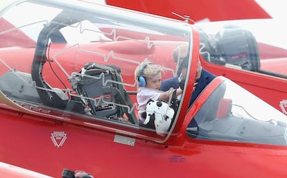 El príncipe Jorge junto a su padre, Guillermo de Cambridge, dentro de uno de los aviones militares británicos.