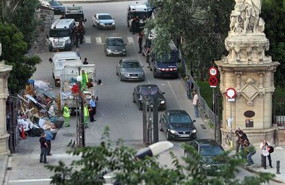 Salida de los coches oficiales con los que el presidente de la Generalitat y diversos diputados abandonaron el Parlament en el cerco de 2011.