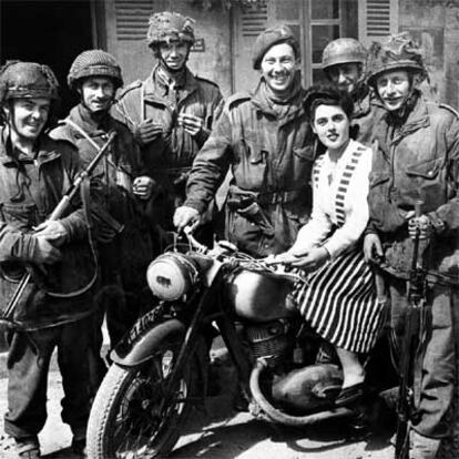 Militares franceses patrullan las calles de Caen, tras su liberación por los británicos el 27 de julio de 1944.