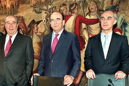 Amusátegui, Botín y Corcóstegui, durante una comparecencia en enero de 2000.