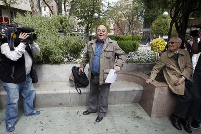 Juan Pablo Wert ha participado en esta iniciativa, que ha sacado a la calle en Ciudad Real a un nutrido grupo de profesores de la Universidad de Castilla-La Mancha, y, sentado en un banco, ha impartido clase en la plaza del Pilar.