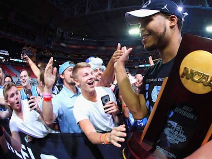 Kennedy Meeks, de los Carolina del Norte Tar Heels celebra el triunfo, este lunes.