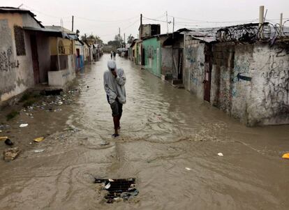 Un hombre camina a través de una calle inundada, en Puerto Príncipe (Haití).