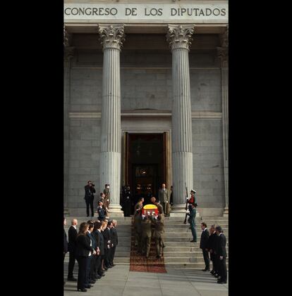 Mariano Rajoy y los expresidentes del Gobierno han recibido el féretro con los restos mortales de Adolfo Suárez en la escalinata del Congreso de los Diputados.