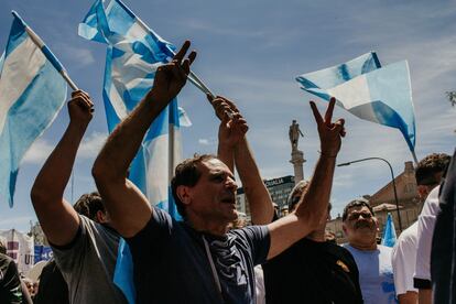 Protesta de organizaciones sociales y sindicatos contra el Gobierno de Javier Milei, en Buenos Aires.