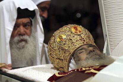 El cadáver del papa copto Shenuda III, líder de la Iglesia Ortodoxa Copta egipcia, durante el funeral en la catedral de Abassiya de El Cairo
