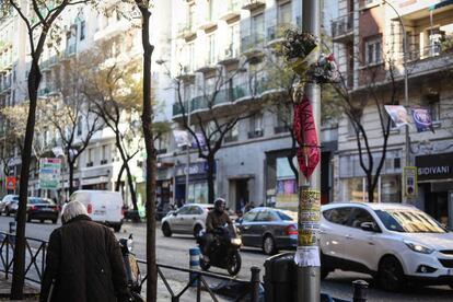 Un ramo de flores recuerda a Iván García cerca del lugar donde perdió la vida, a la altura de la calle Alcalá 174, en Madrid.