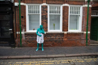 Varios tonos de azul inundan las calles del centro de la ciudad de Hull, en Inglaterra. Se estima que unas 3.200 personas han participado en el proyecto, lo que sería la mayor instalación de arte del Reino Unido.